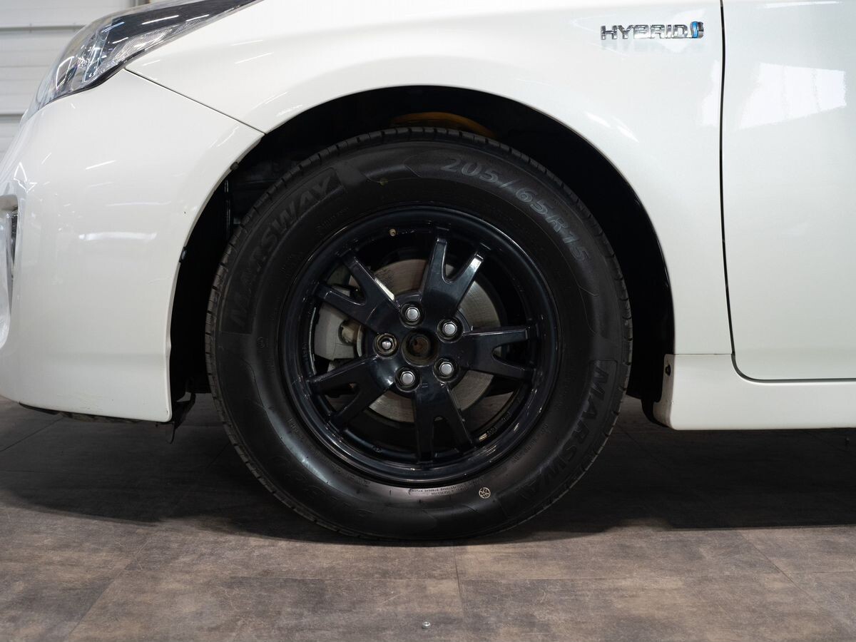 Toyota Prius 2015 - фото автомобиля