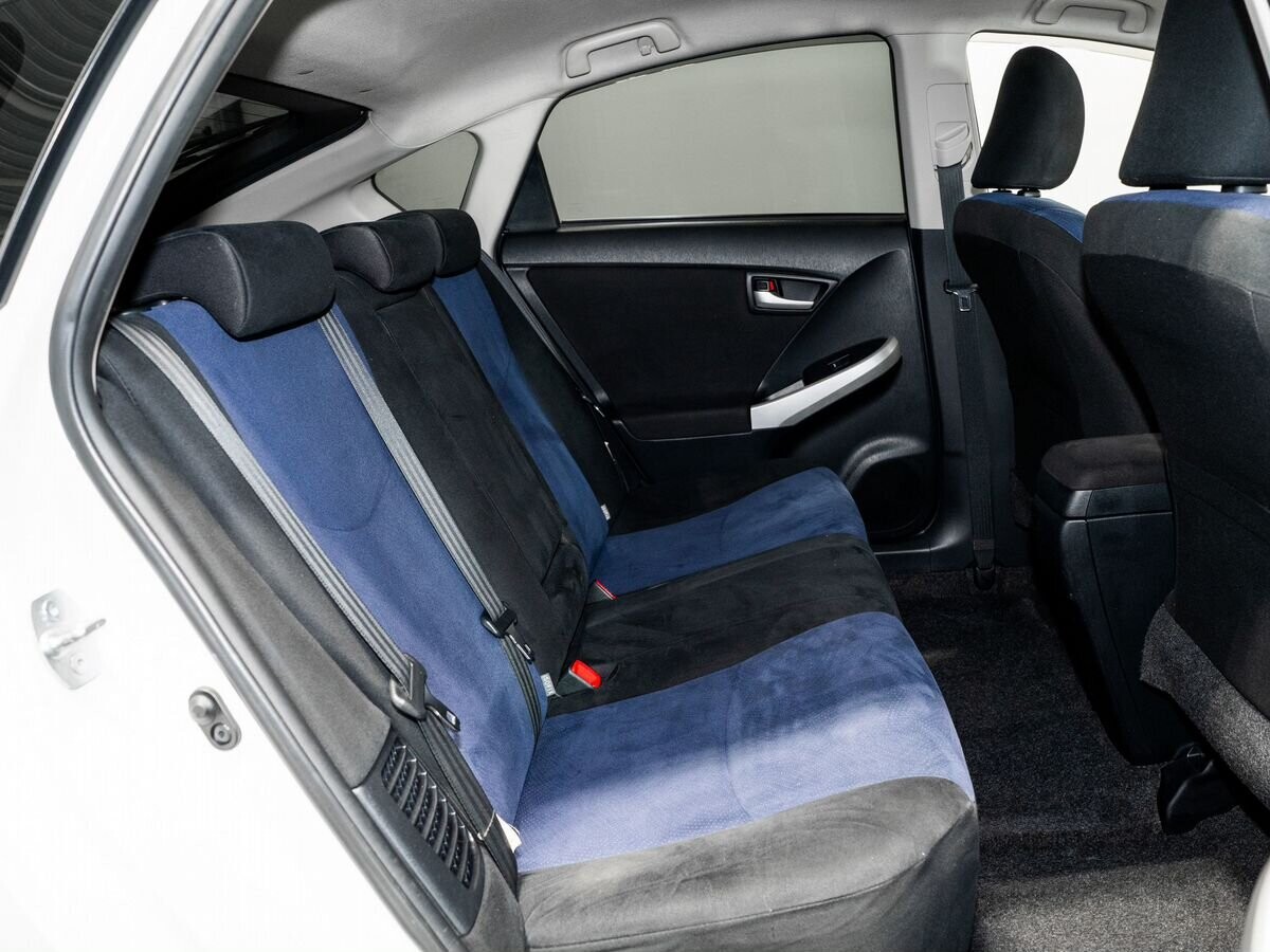 Toyota Prius 2015 - фото автомобиля