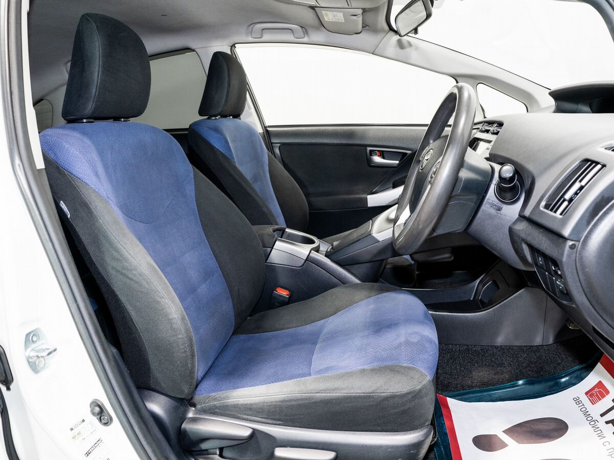 Toyota Prius 2015 - фото автомобиля