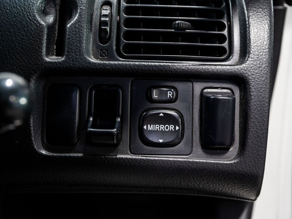 Toyota Succeed 2003 - фото автомобиля