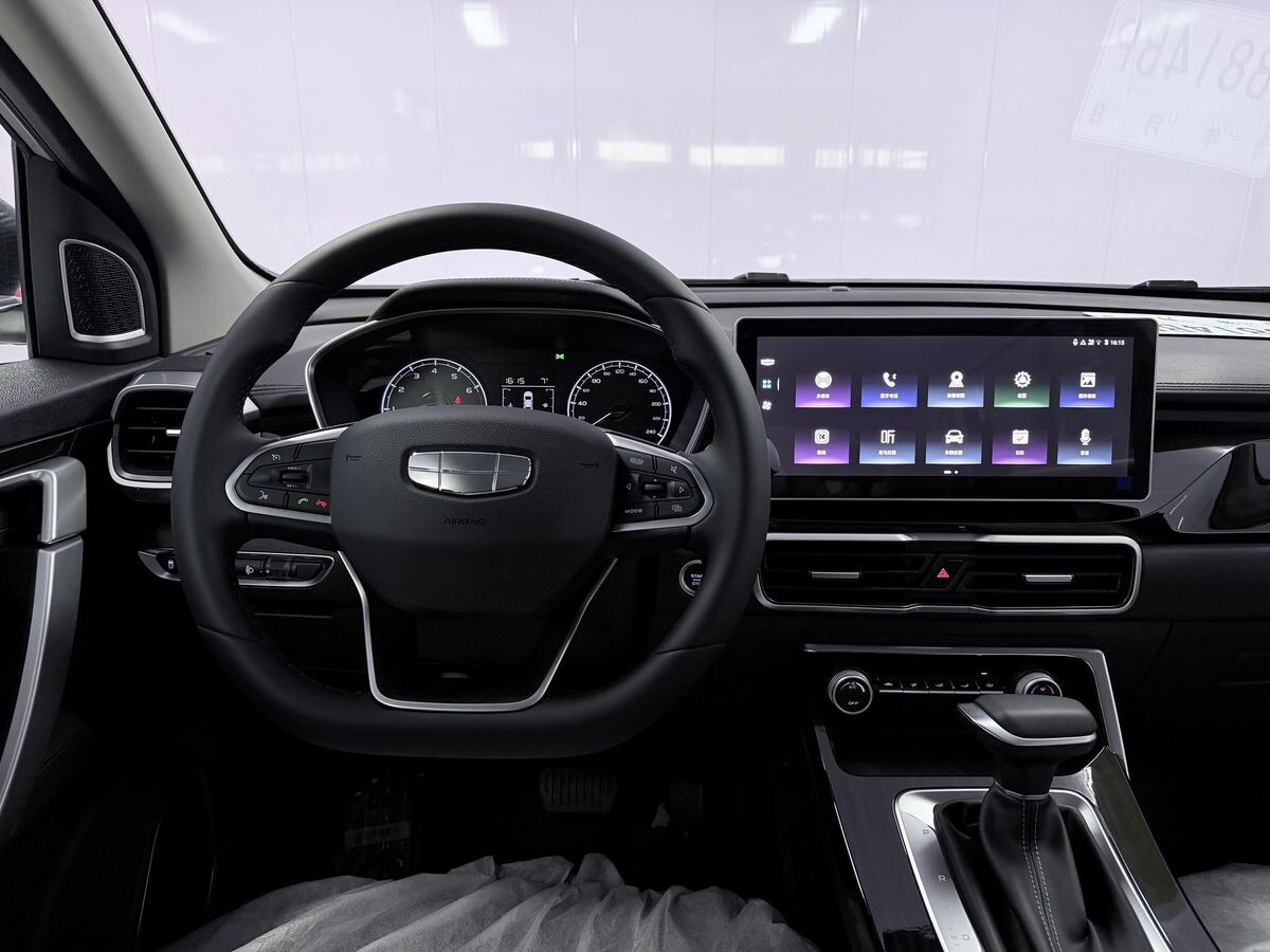 Geely Coolray 2025 - фото автомобиля