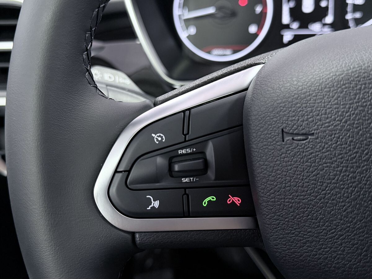 Geely Coolray 2025 - фото автомобиля