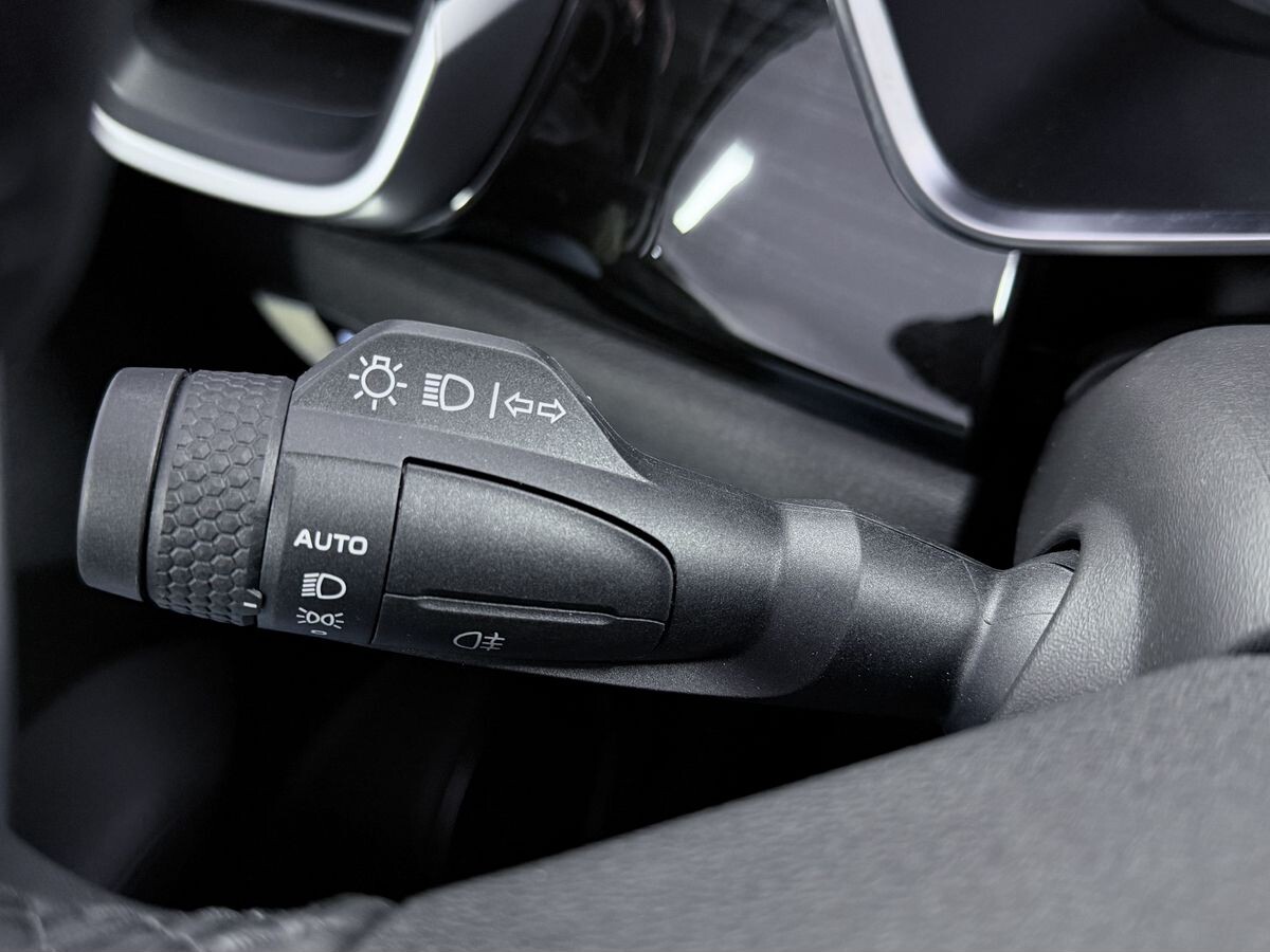 Geely Coolray 2025 - фото автомобиля