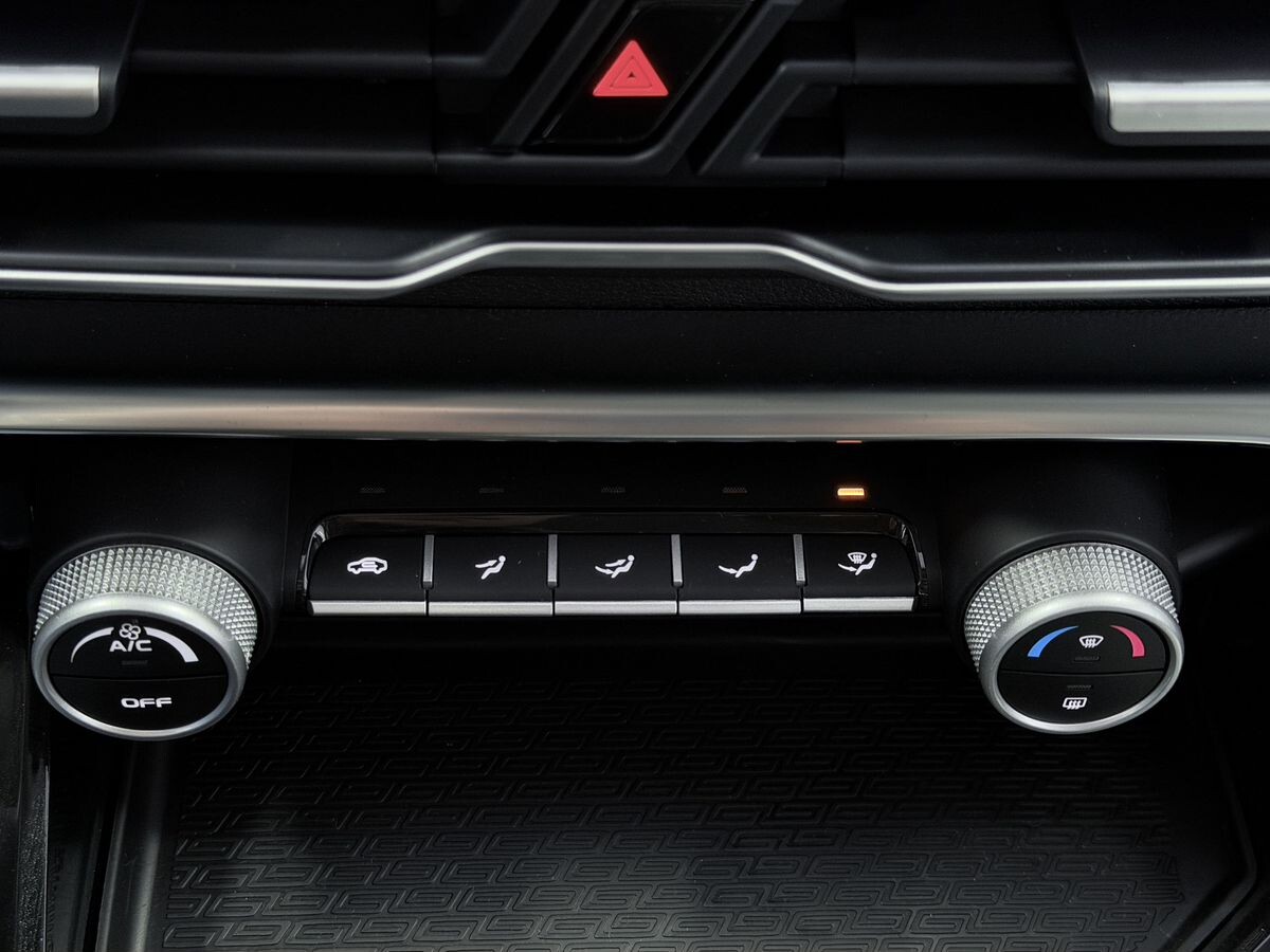 Geely Coolray 2025 - фото автомобиля