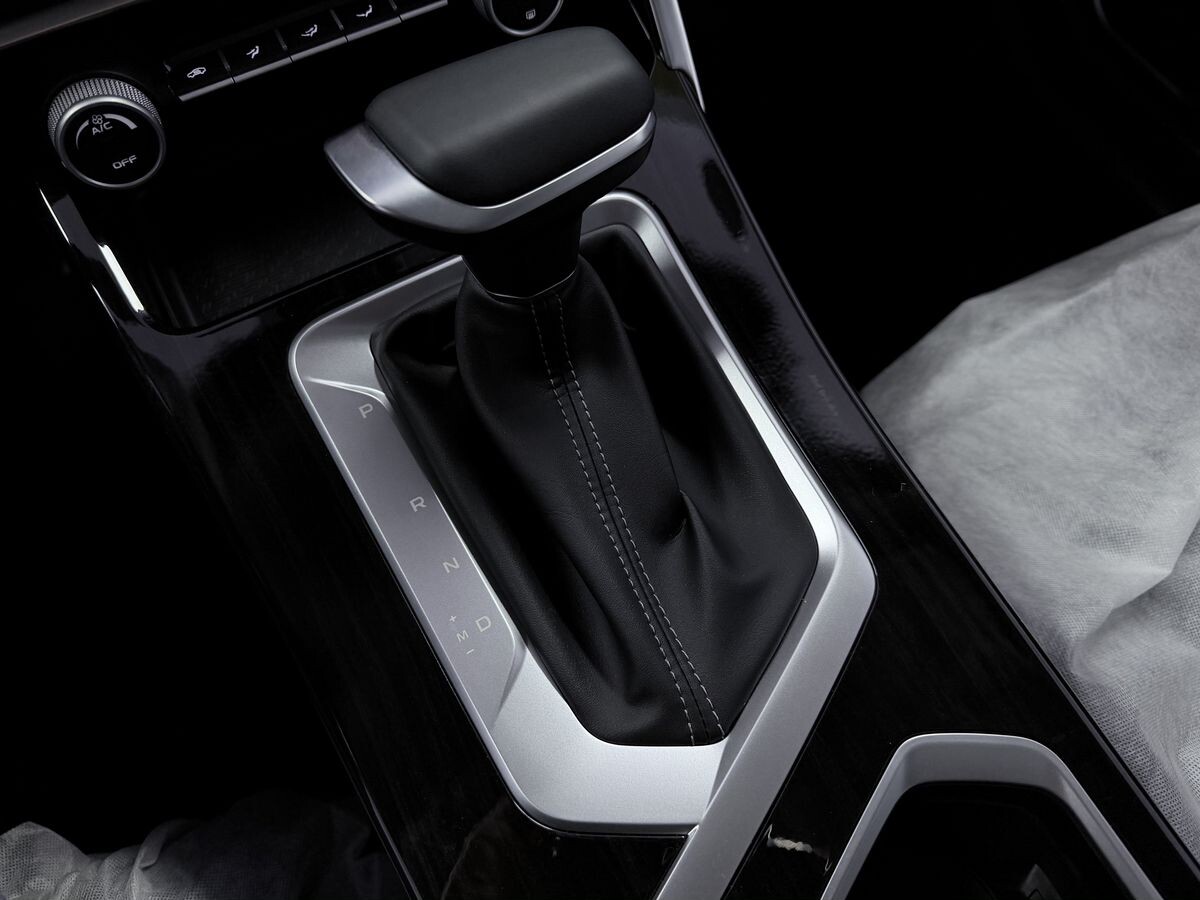 Geely Coolray 2025 - фото автомобиля