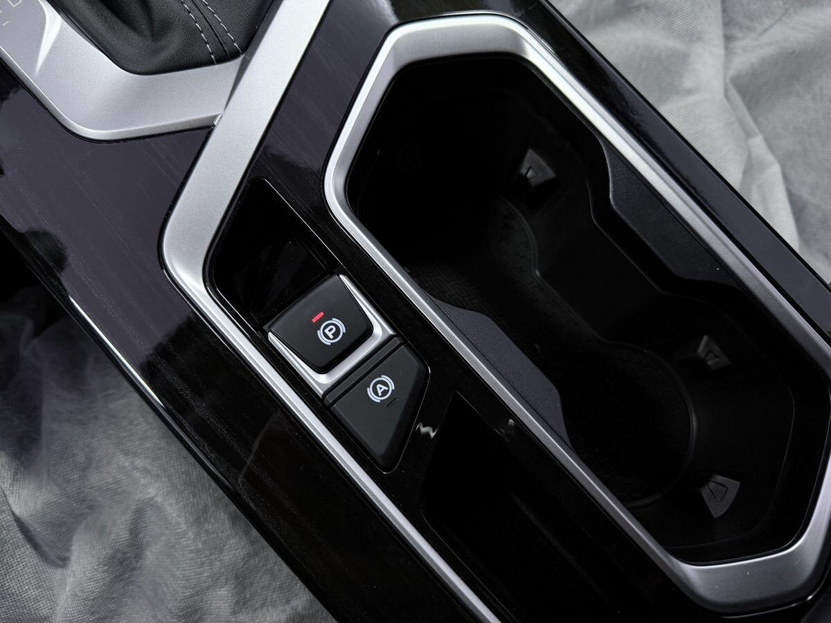 Geely Coolray 2025 - фото автомобиля