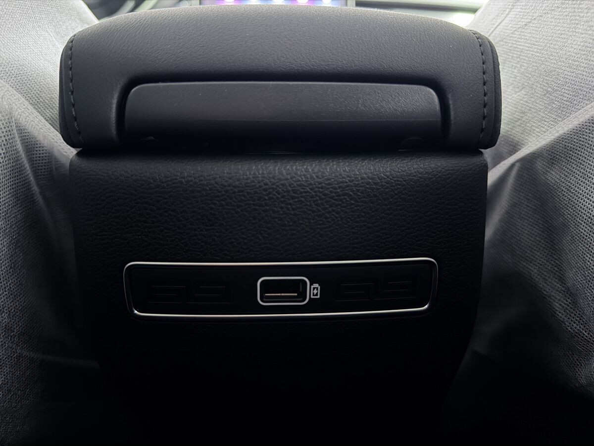 Geely Coolray 2025 - фото автомобиля