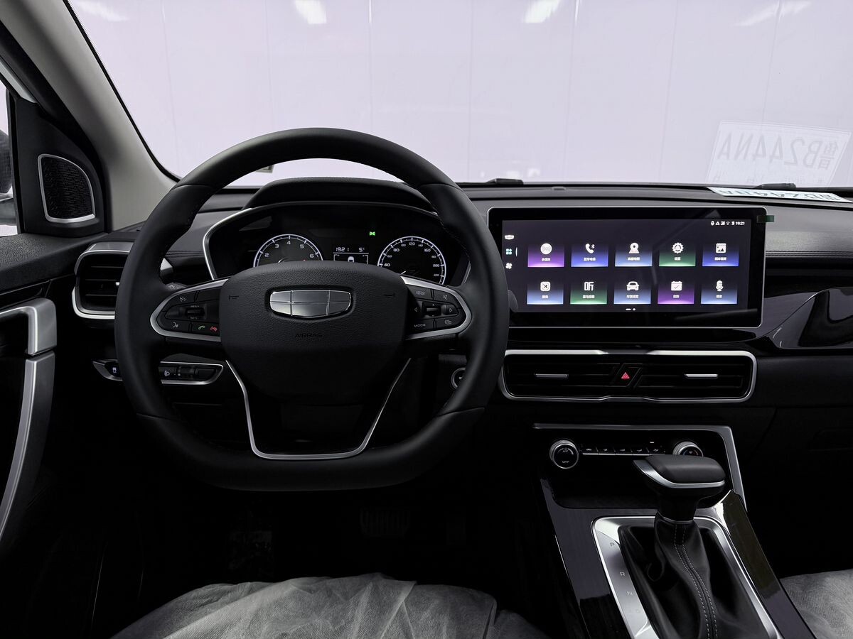 Geely Coolray 2025 - фото автомобиля