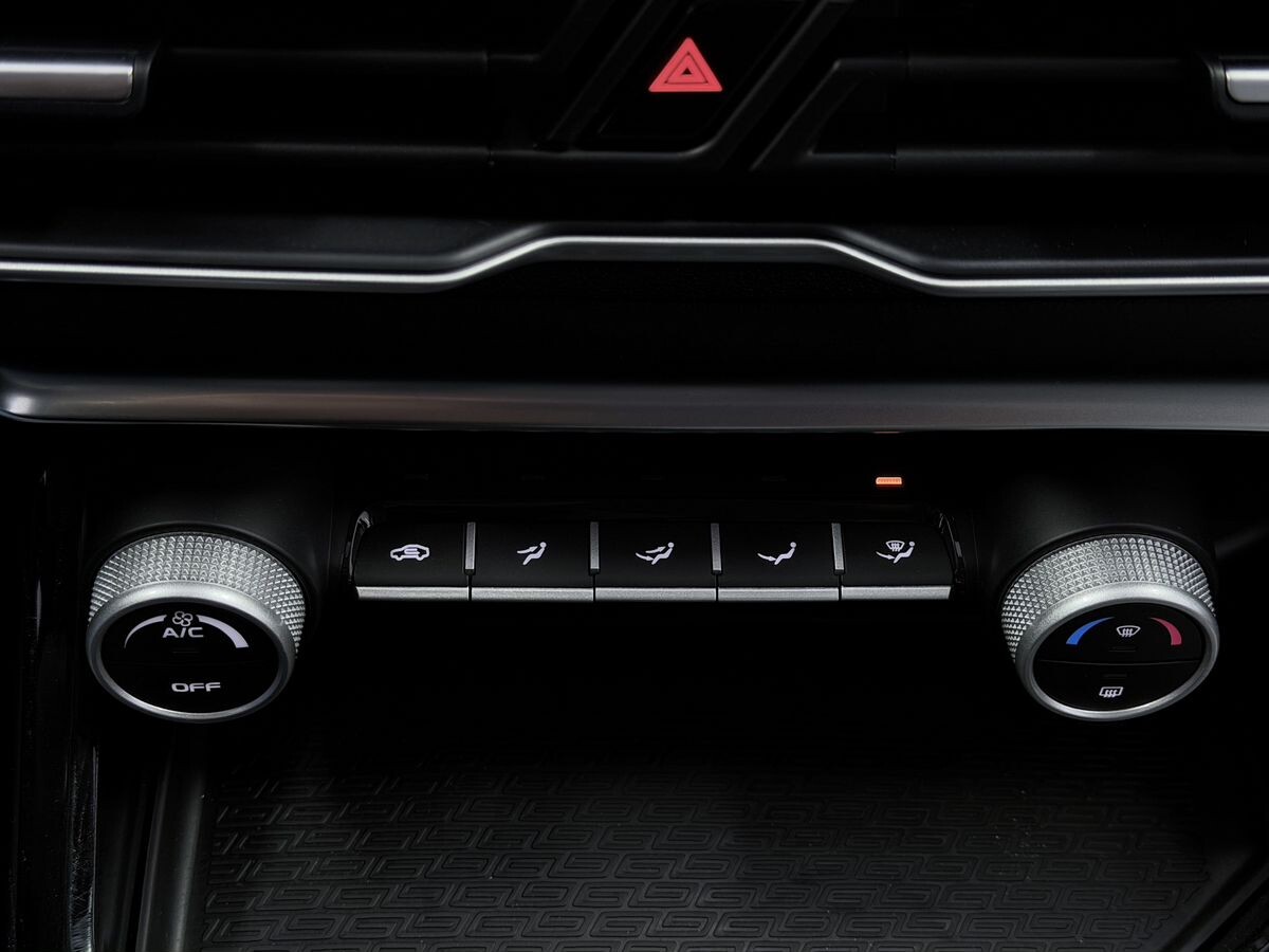 Geely Coolray 2025 - фото автомобиля