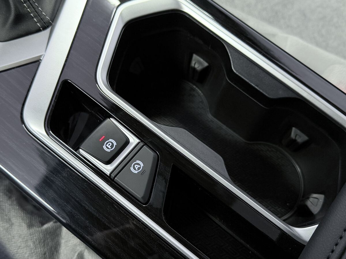 Geely Coolray 2025 - фото автомобиля