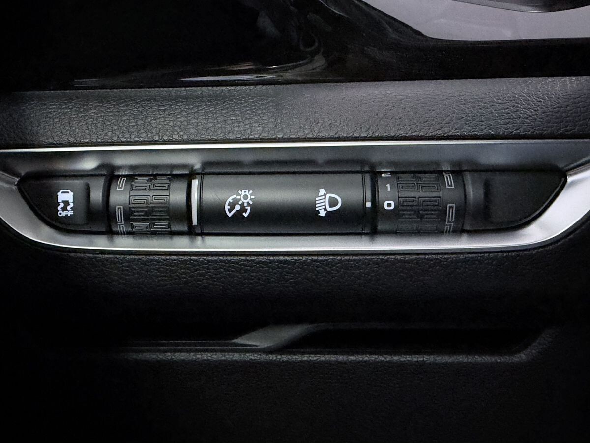 Geely Coolray 2025 - фото автомобиля