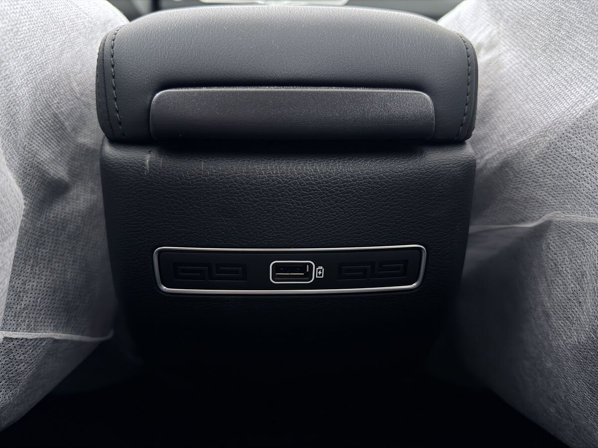 Geely Coolray 2025 - фото автомобиля