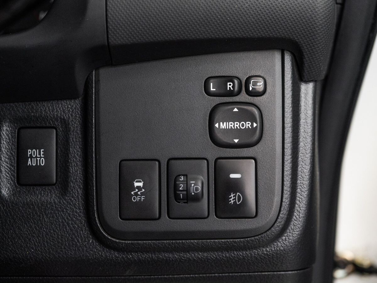 Toyota Wish 2013 - фото автомобиля