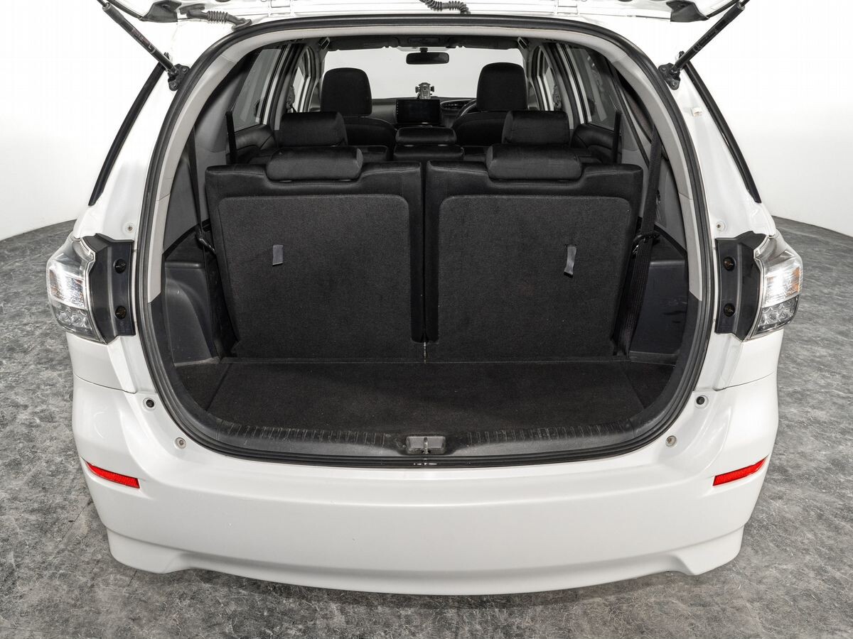 Toyota Wish 2013 - фото автомобиля