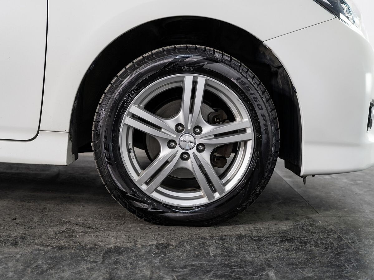 Toyota Wish 2013 - фото автомобиля