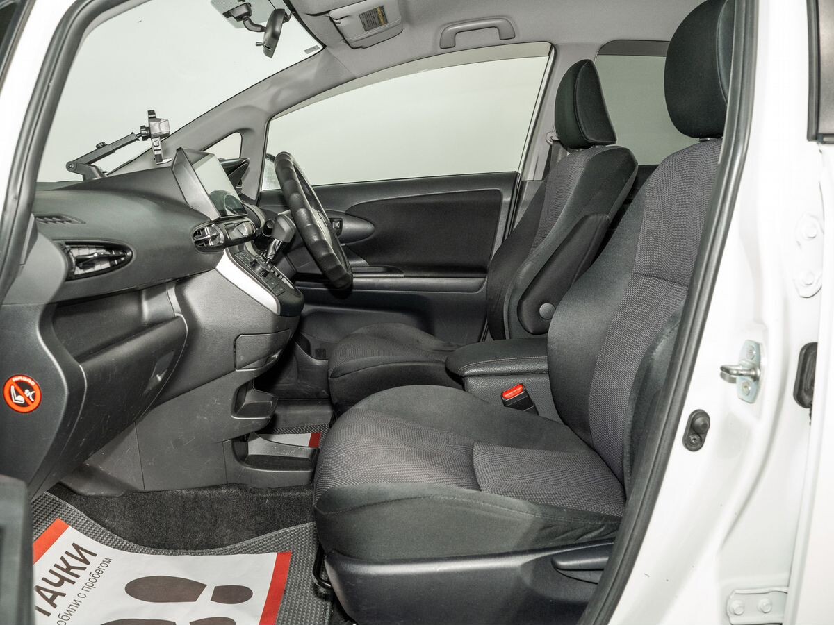 Toyota Wish 2013 - фото автомобиля