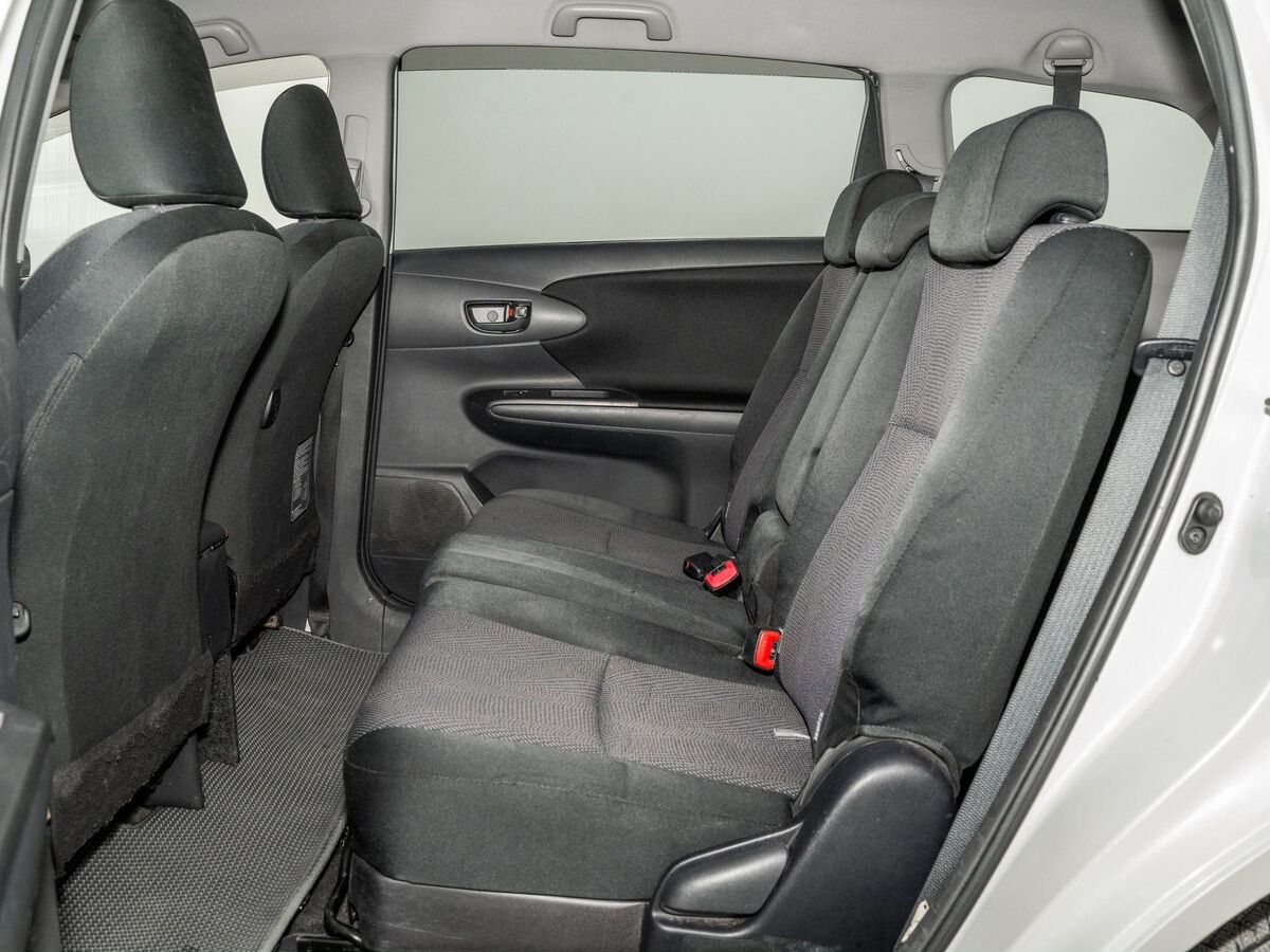 Toyota Wish 2013 - фото автомобиля