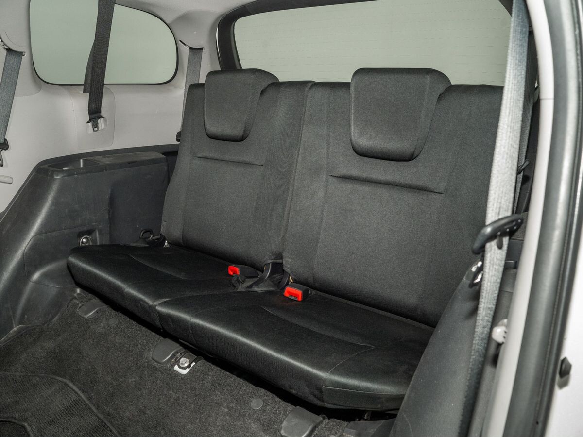 Toyota Wish 2013 - фото автомобиля