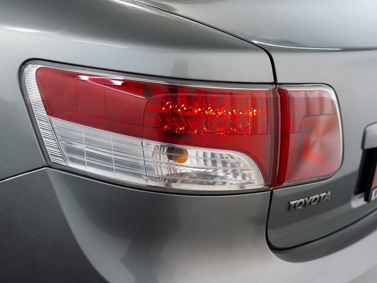 Toyota Avensis 2010 - фото автомобиля