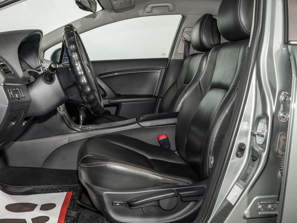 Toyota Avensis 2010 - фото автомобиля