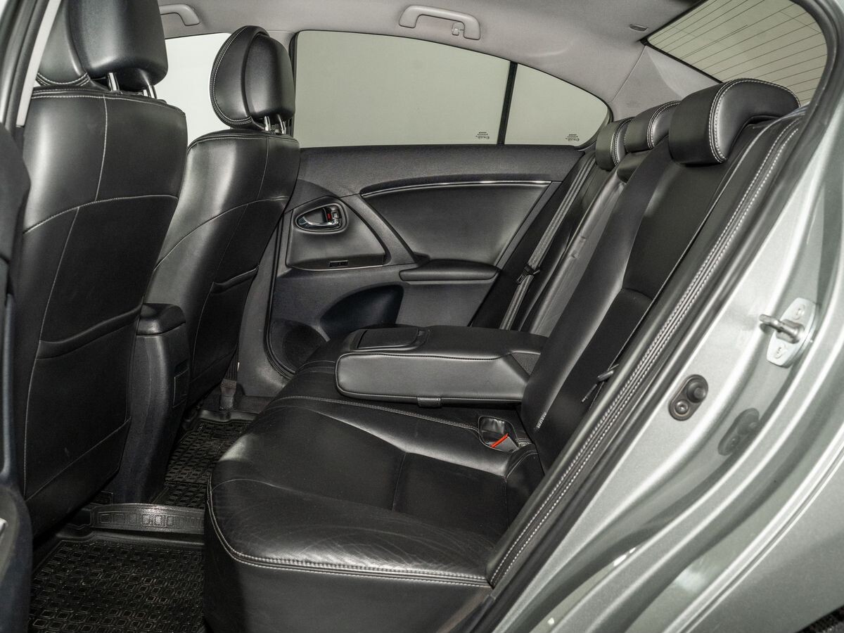 Toyota Avensis 2010 - фото автомобиля