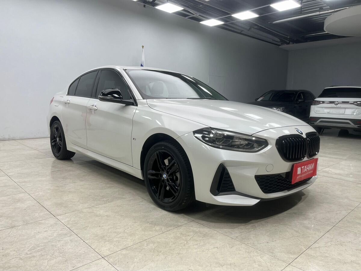 BMW 1-Series 2022 - фото автомобиля