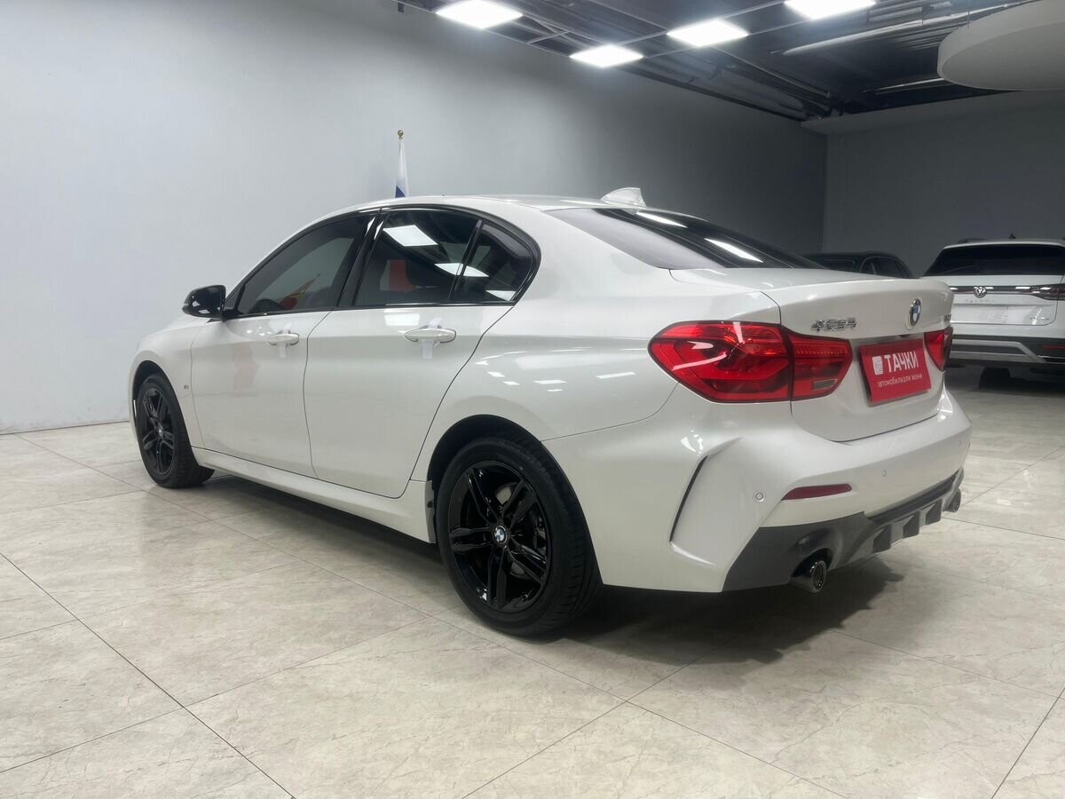 BMW 1-Series 2022 - фото автомобиля