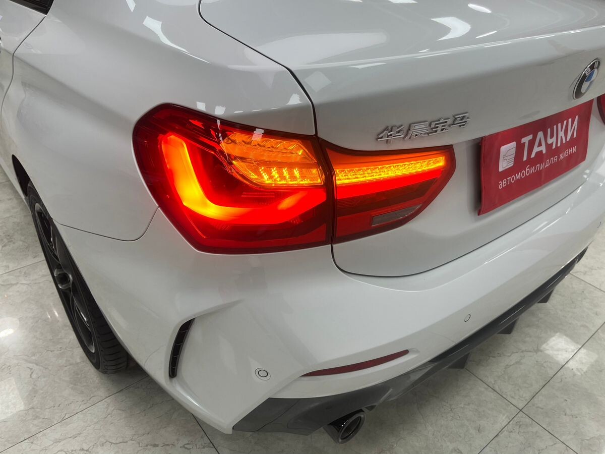 BMW 1-Series 2022 - фото автомобиля