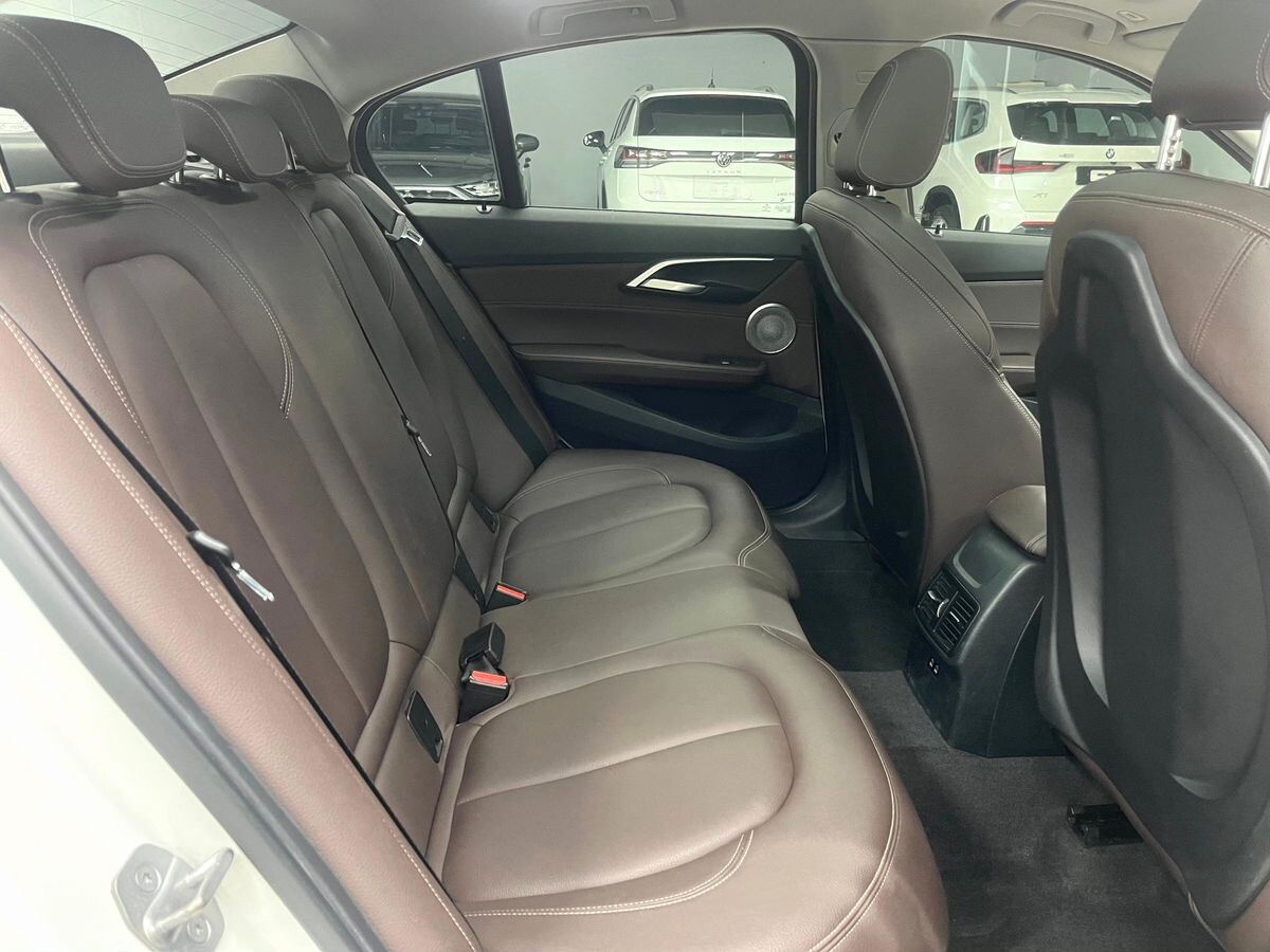 BMW 1-Series 2022 - фото автомобиля