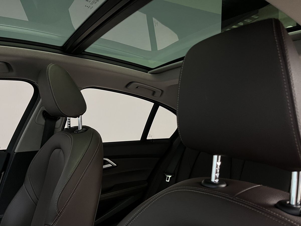 BMW 1-Series 2021 - фото автомобиля