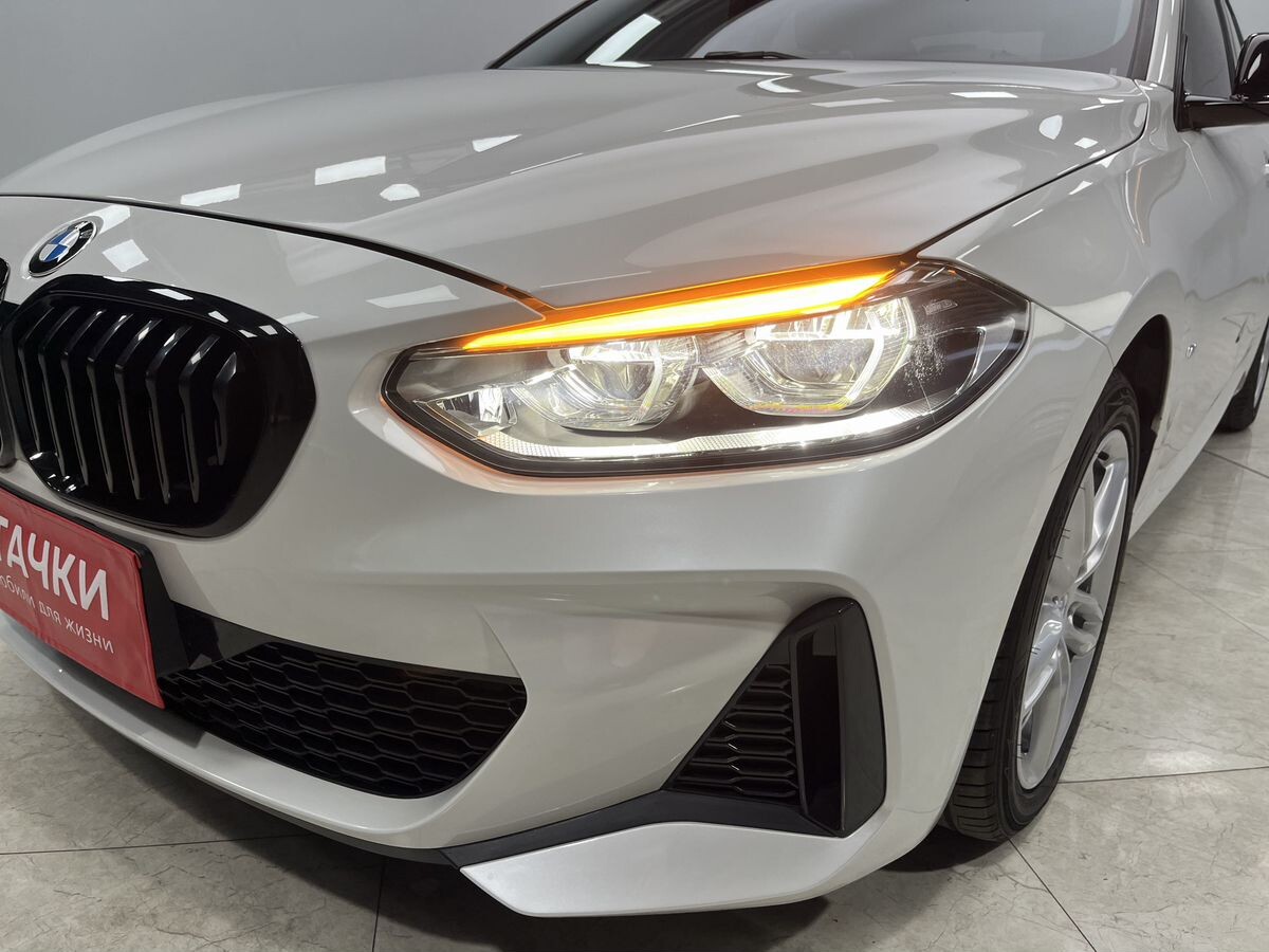 BMW 1-Series 2021 - фото автомобиля