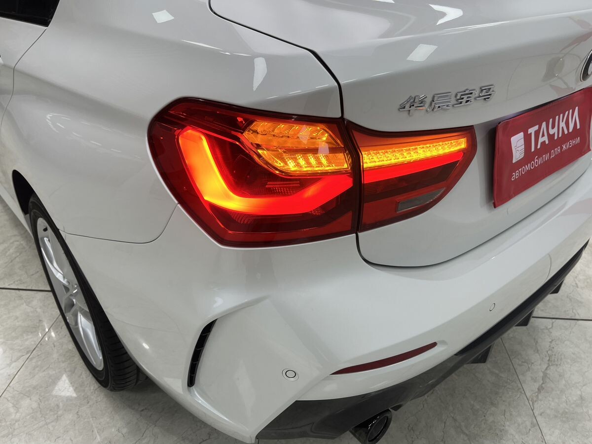 BMW 1-Series 2021 - фото автомобиля