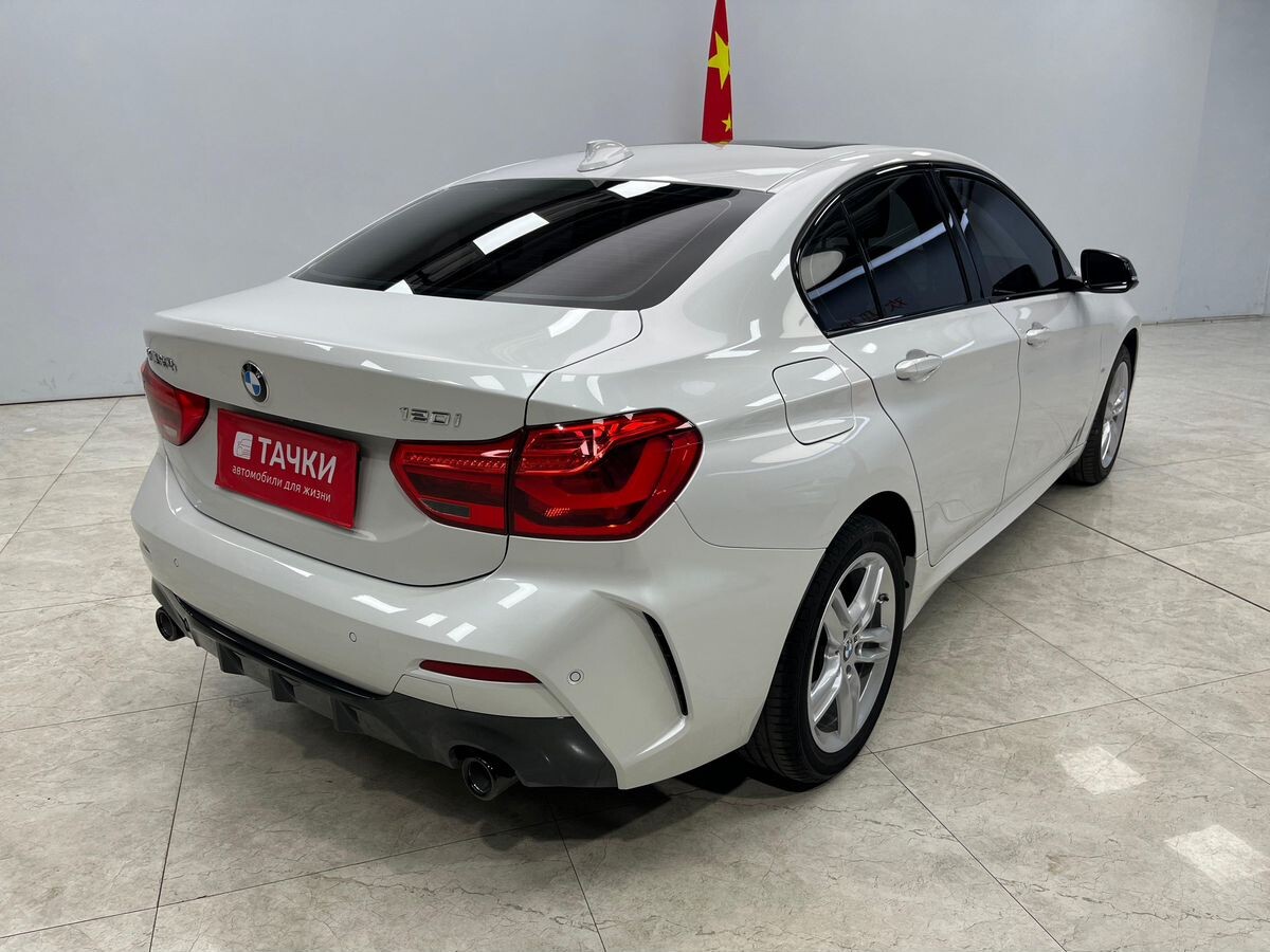 BMW 1-Series 2021 - фото автомобиля