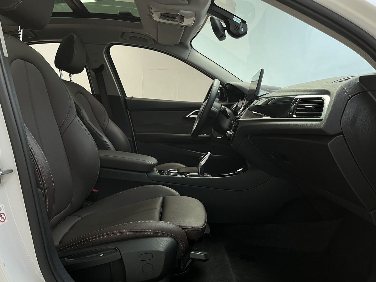 BMW 1-Series 2021 - фото автомобиля