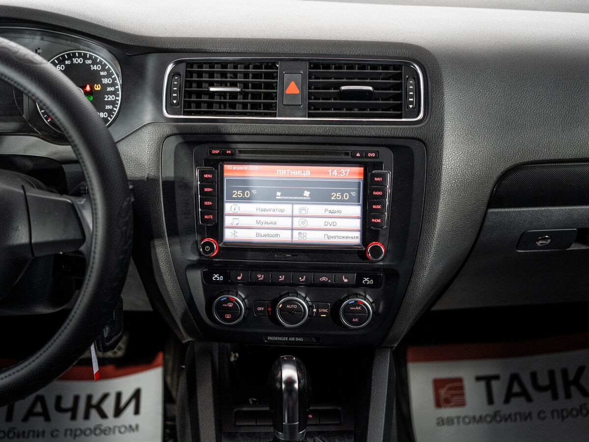 Volkswagen Jetta 2012 - фото автомобиля