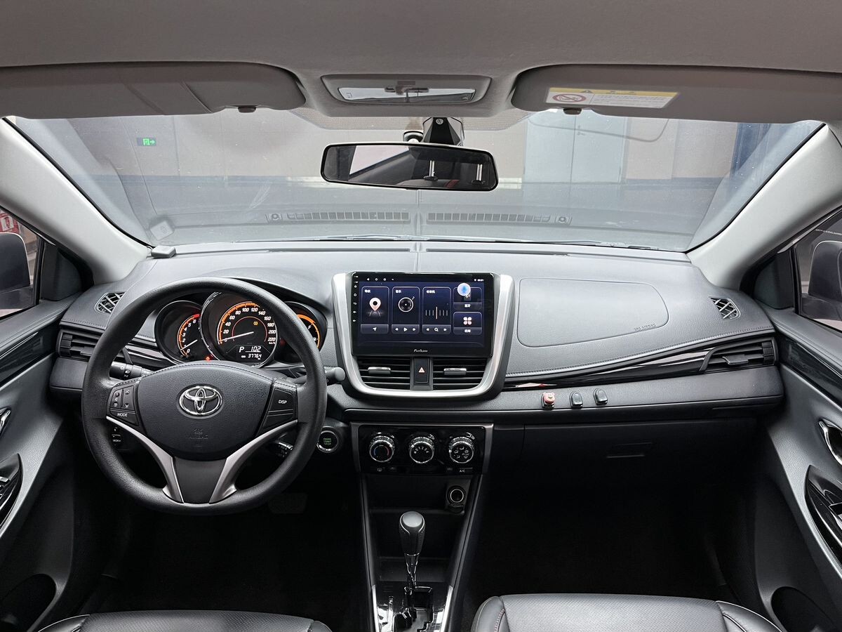Toyota Yaris 2022 - фото автомобиля