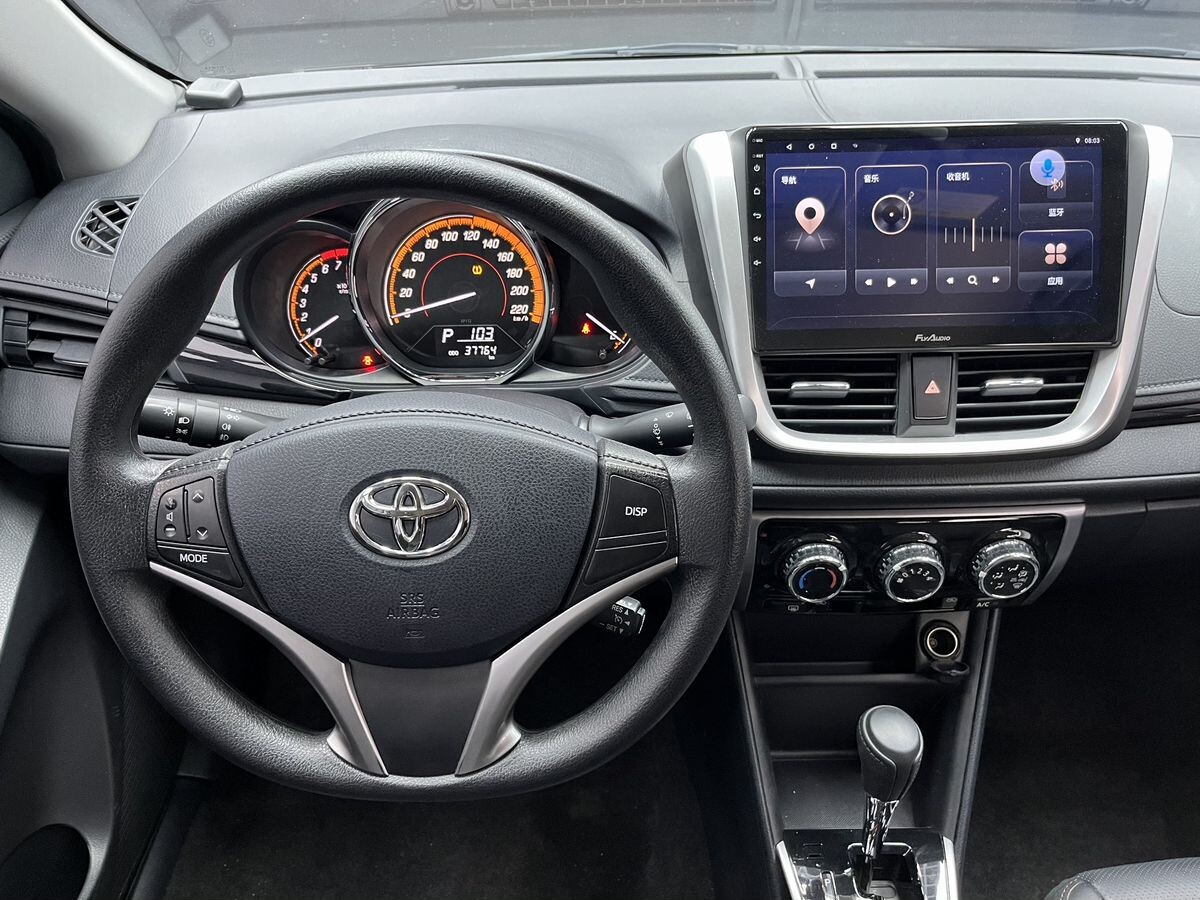 Toyota Yaris 2022 - фото автомобиля