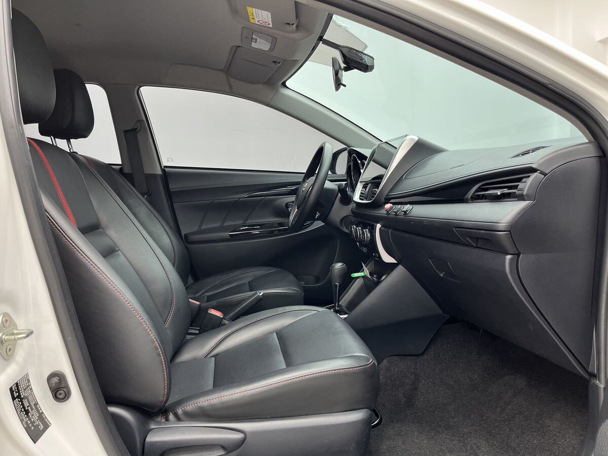 Toyota Yaris 2022 - фото автомобиля