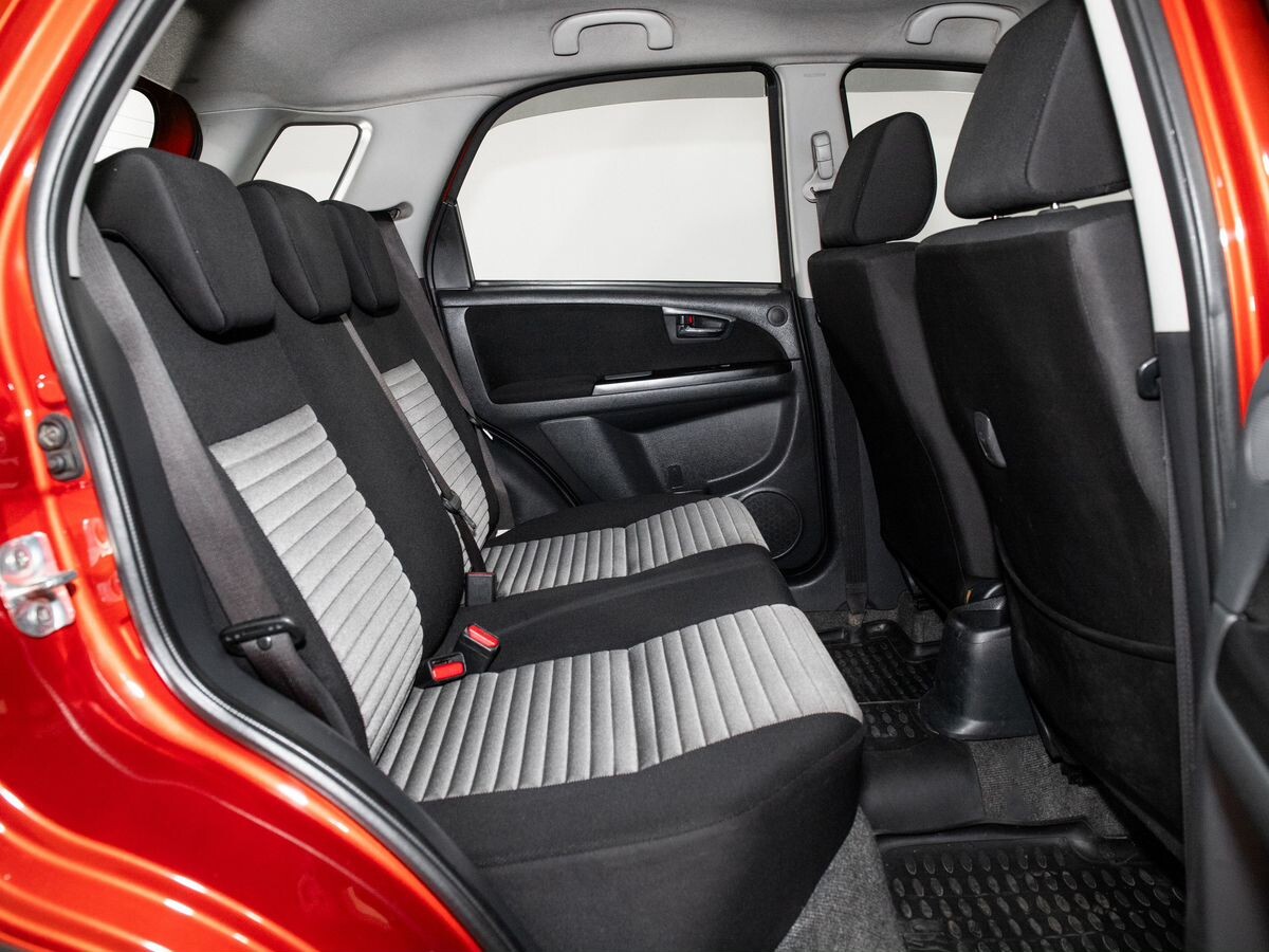 Suzuki SX4 2010 - фото автомобиля