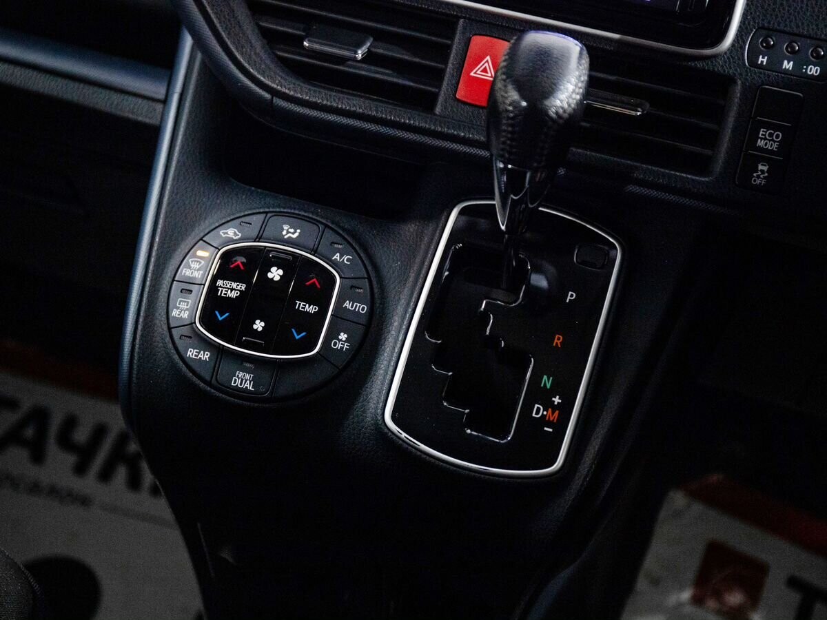 Toyota Voxy 2016 - фото автомобиля