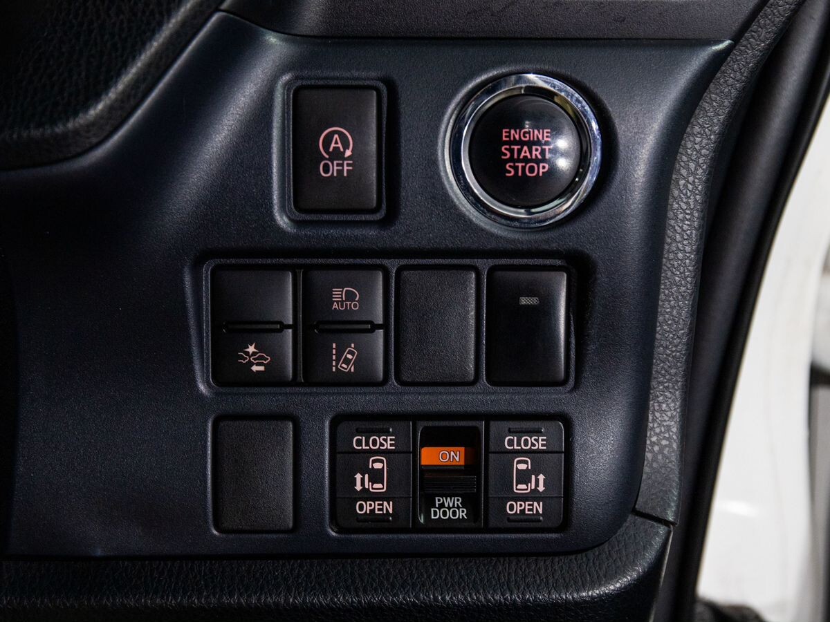 Toyota Voxy 2016 - фото автомобиля