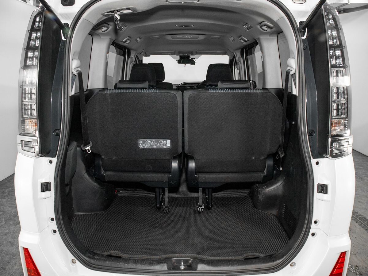 Toyota Voxy 2016 - фото автомобиля