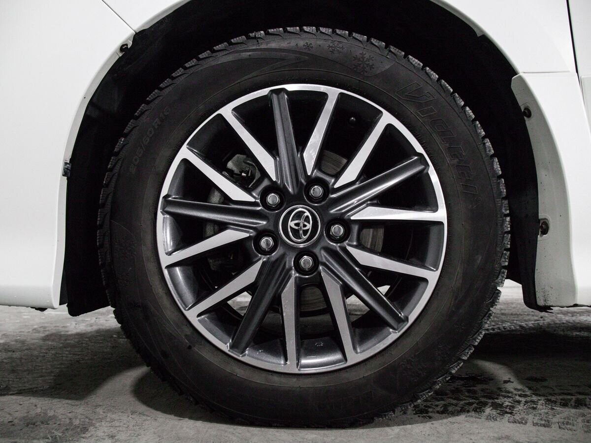 Toyota Voxy 2016 - фото автомобиля