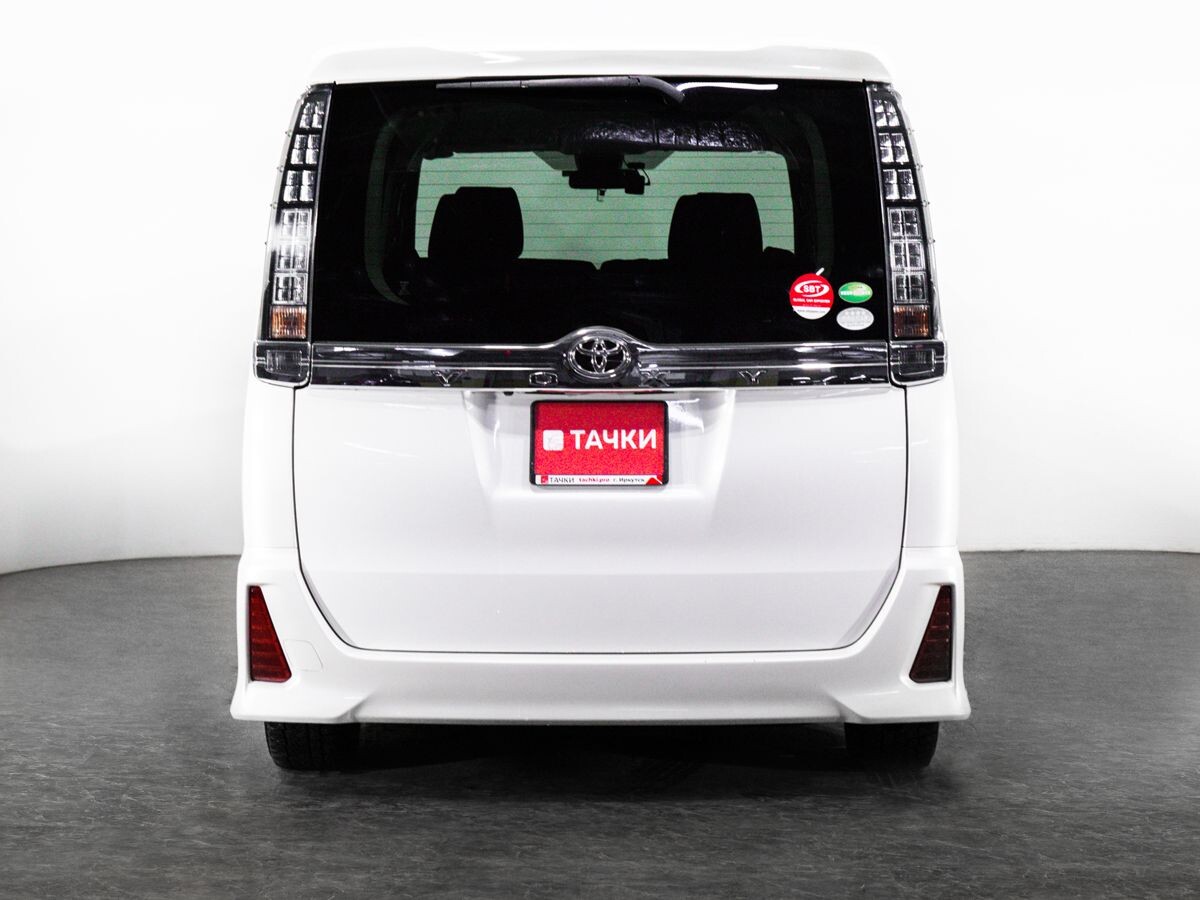 Toyota Voxy 2016 - фото автомобиля