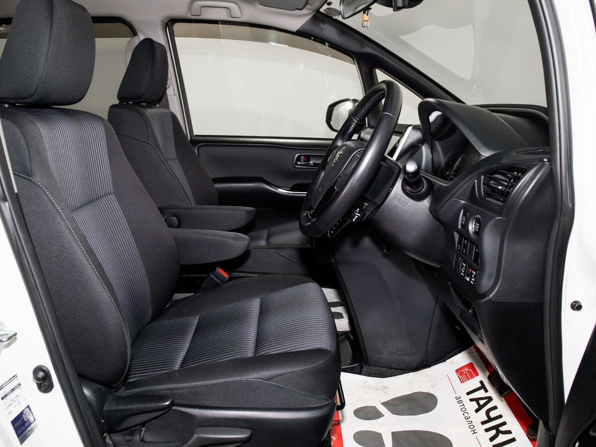 Toyota Voxy 2016 - фото автомобиля