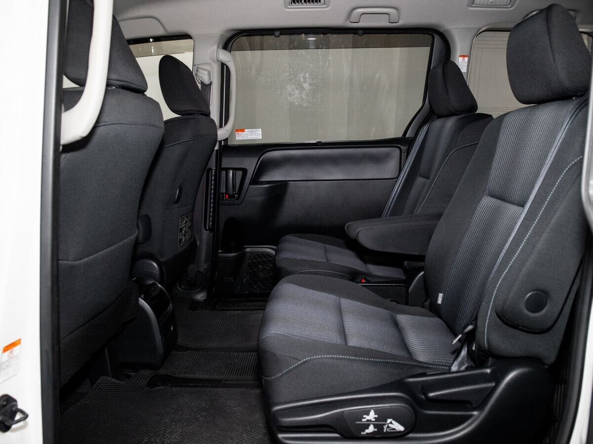 Toyota Voxy 2016 - фото автомобиля