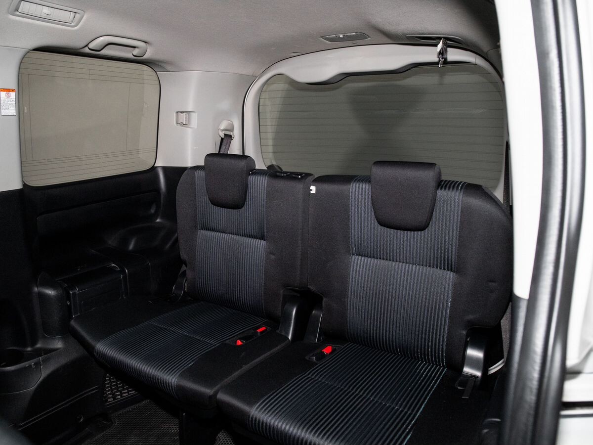 Toyota Voxy 2016 - фото автомобиля