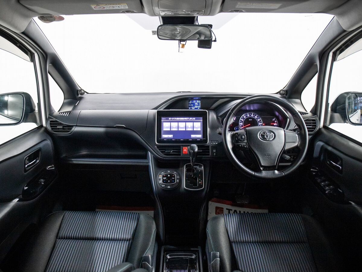 Toyota Voxy 2016 - фото автомобиля