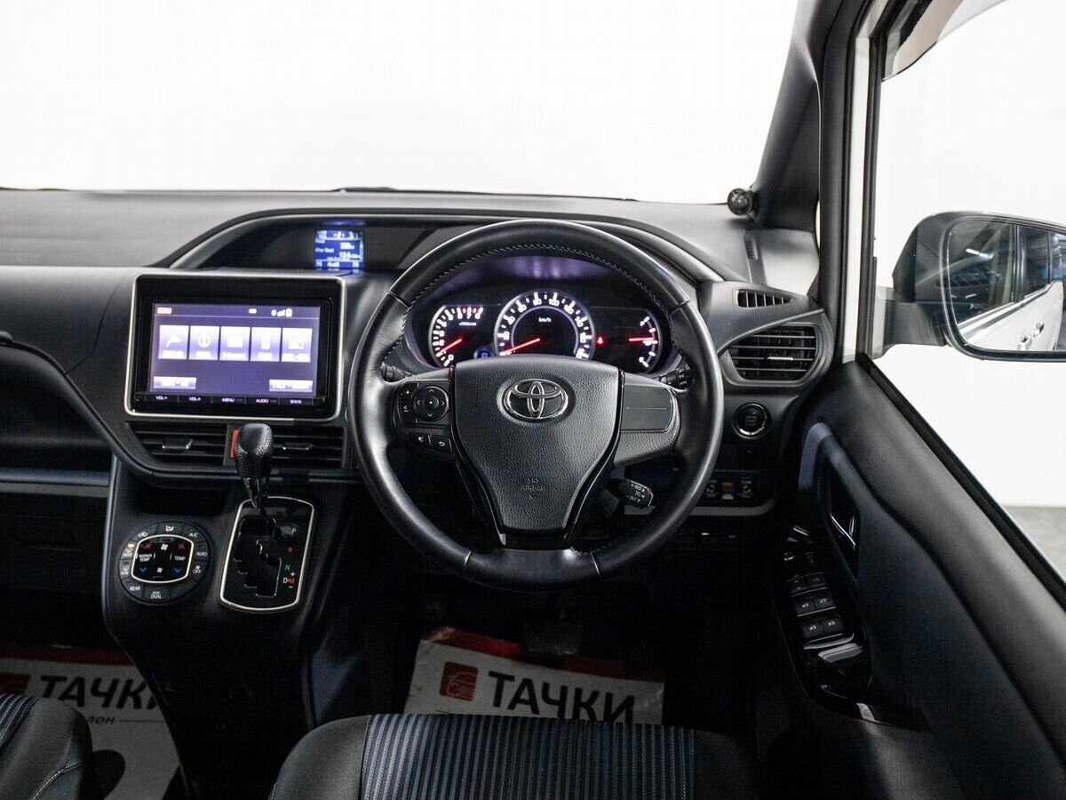 Toyota Voxy 2016 - фото автомобиля