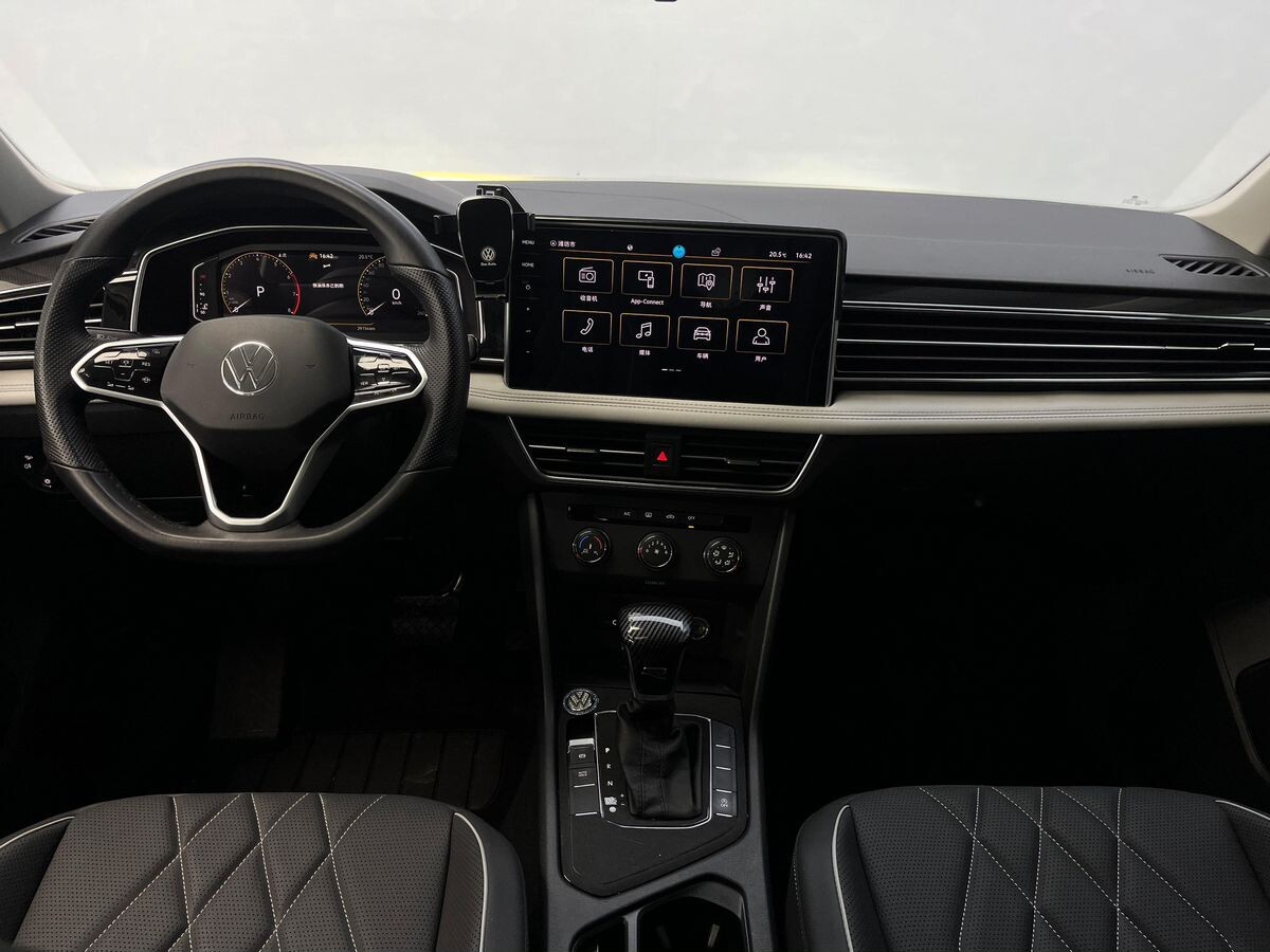 Volkswagen Tiguan 2022 - фото автомобиля